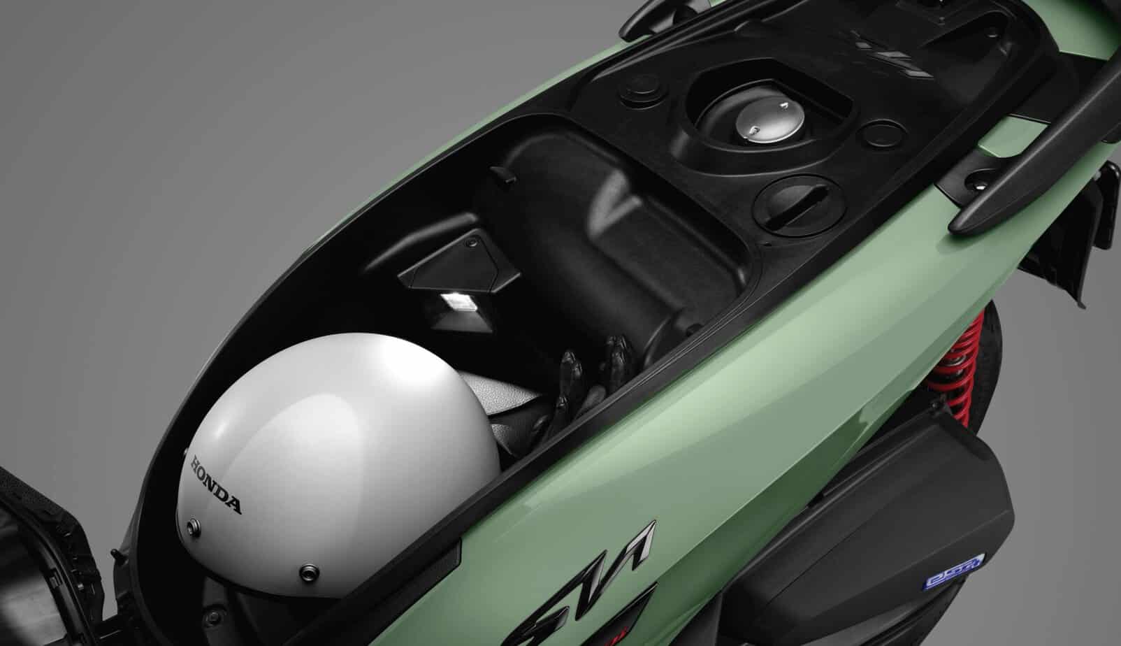 SH350i — Hộc đựng đồ dưới yên lớn được trang bị thêm đèn soi cùng bình xăng lớn