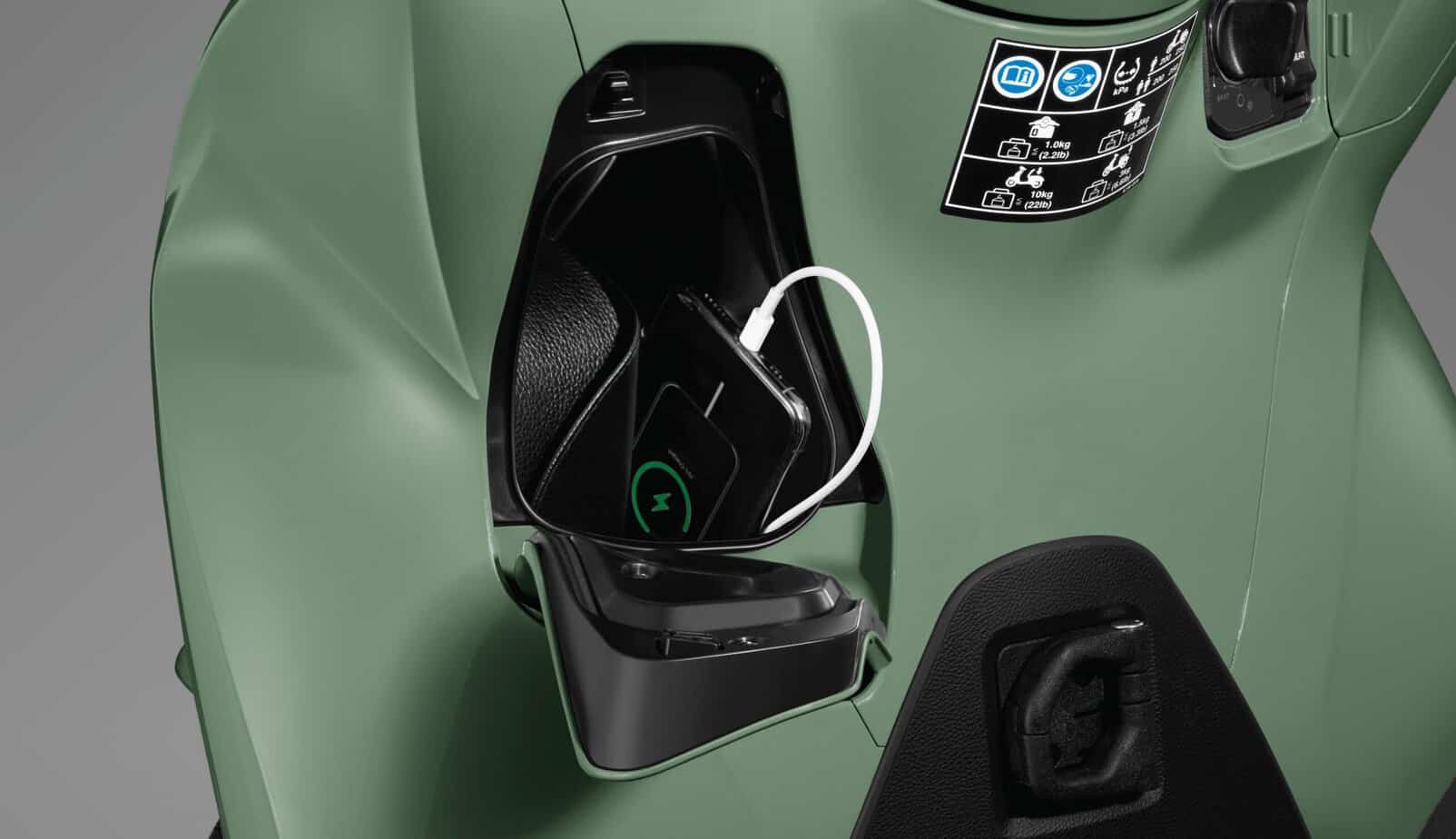 SH350i — Hộc đựng đồ phía trước lớn hơn, tích hợp cổng sạc loại C