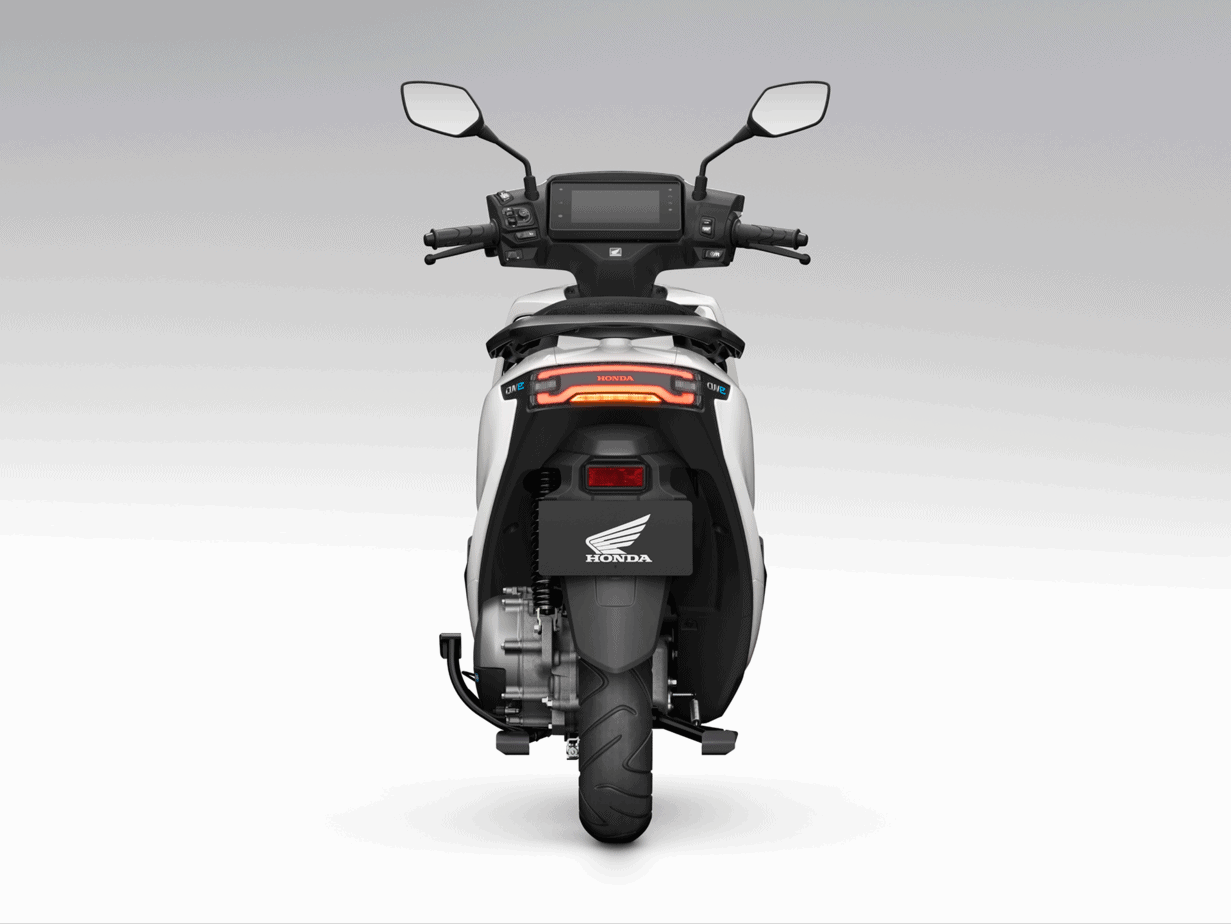 CUV e: — Hệ thống đèn LED toàn phần mang tính biểu tượng