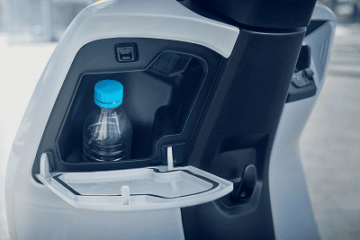 CUV e: — Hộc để đồ phía trước có trang bị cổng sạc USB loại C